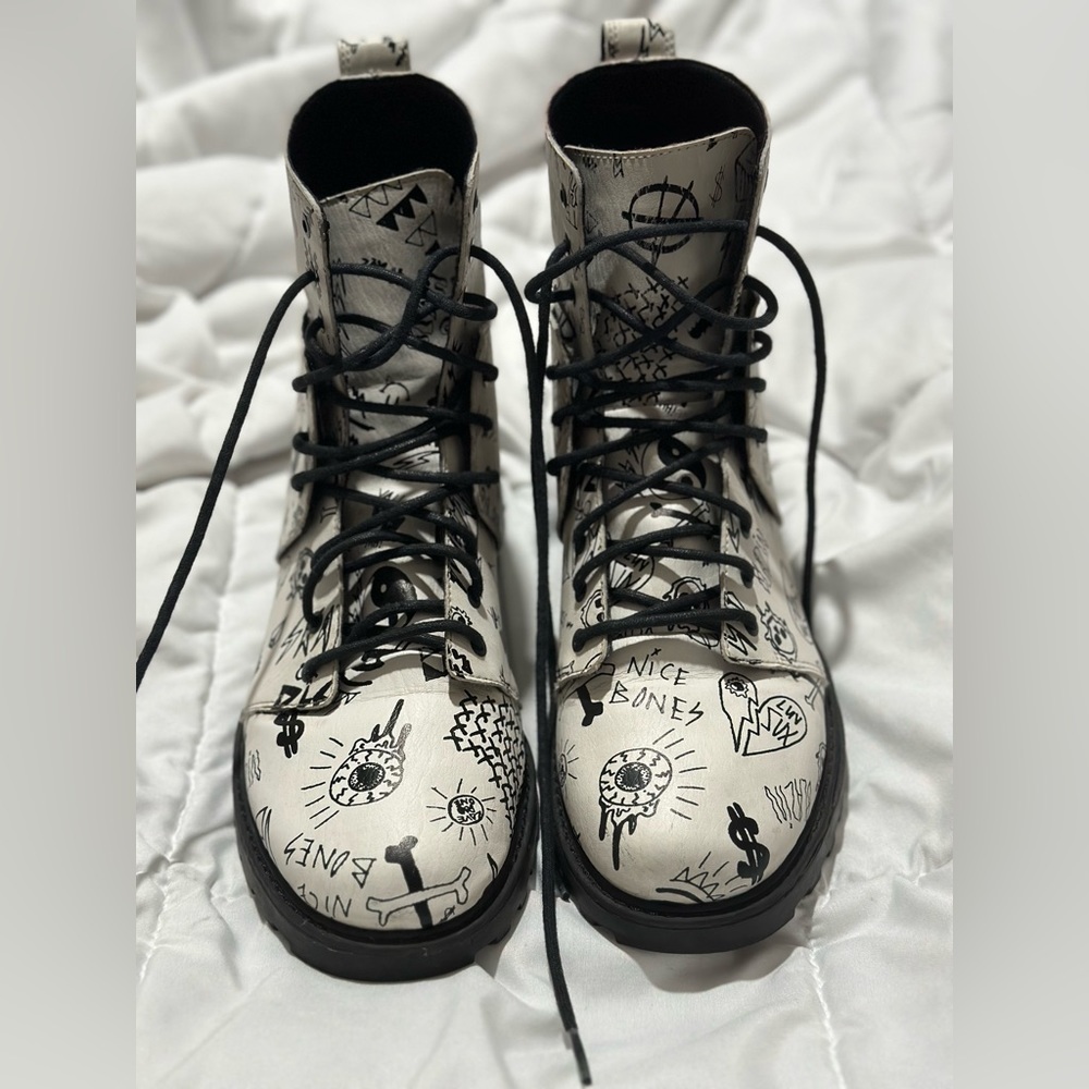 VOLCOM WHITE LEATHER BOOTS WITH FUN ART DETAIL